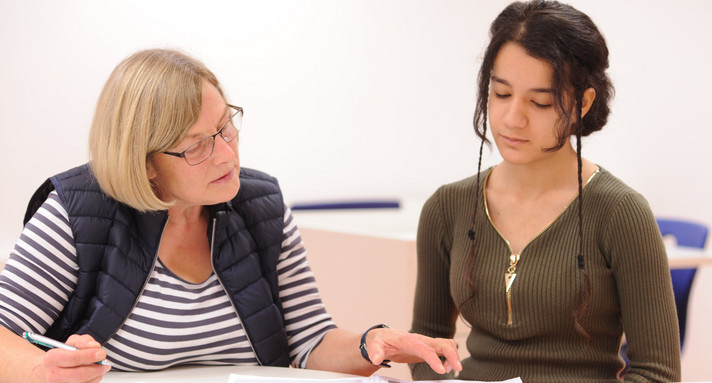 Lehrerin erklärt einer Schülerin etwas eindringlich