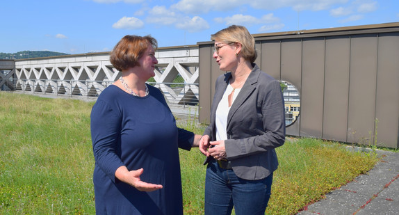 Die beiden Bildungsministerinnen Theresa Schopper und Dr. Stefanie Hubig im gemeinsamen Gespräch 