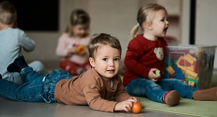 Frühkindliche Bildung Weiterentwickelter Orientierungsplan für die Kitas und Kindertageseinrichtungen Vier Kinder spielen im Kindergarten