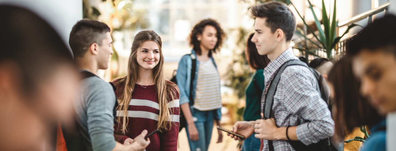 Jugendliche Schülerinnen und Schüler auf dem Schulflur