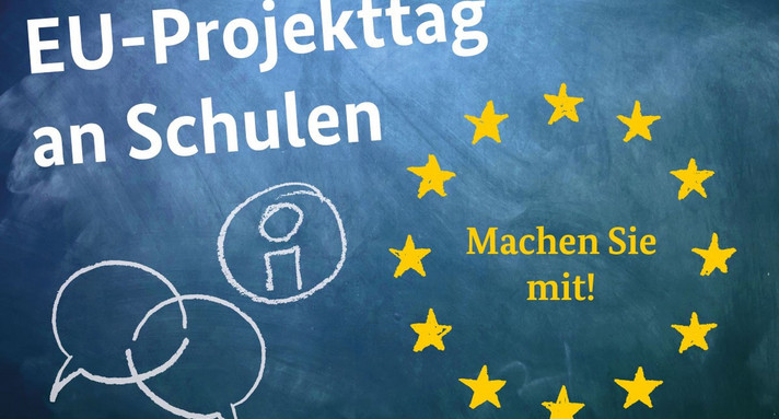 Auf einem blauen Hintergrund ist in weißer Schrift "EU-Projekttag an Schulen" zu lesen. Daneben sind die EU-Sterne zu sehen, in ihrer Mitte liest man "Machen Sie mit!"