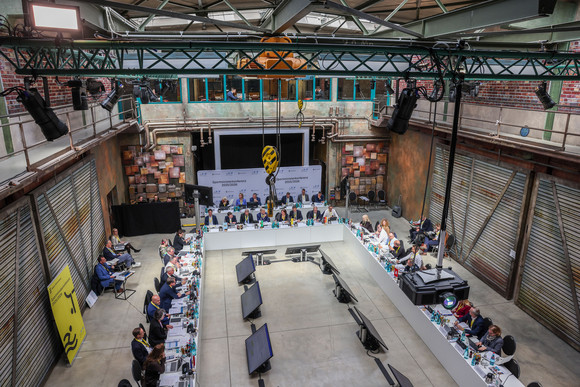 Sportministerkonferenz Sportministerkonferenz 8. und 9. Mai 2025 in Chemnitz Mehrere Personen sitzen in einer Halle.