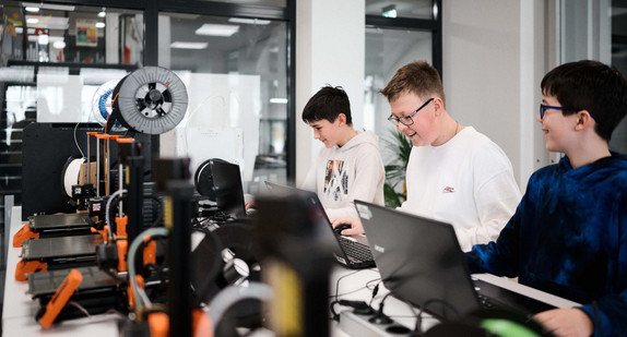 Schüler mit Laptops in einem Technik-Raum