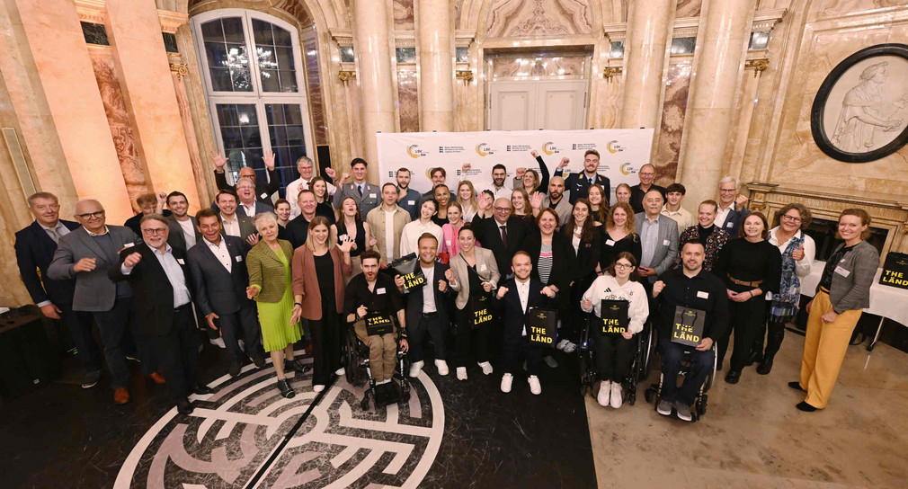 Gruppenbild von der Ehrung der Olympia- und Parlympics-Teilnehmerinnen und -Teilnehmer mit Sportministerin Theresa Schopper