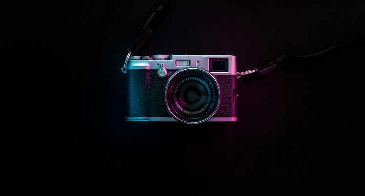 Spiegelreflexkamera vor schwarzem Hintergrund