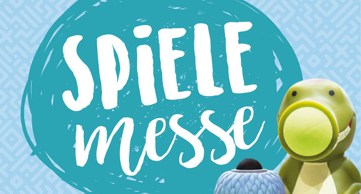 Stuttgarter MesseHerbst Kinder- und Schultage auf der Spielemesse 2025 Aufschrift: Spielemesse, blau-grüner Hintergrund, davor ein kleiner gemalter Dinosaurier
