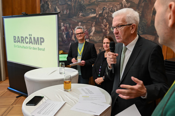 Ministerpräsident Winfried Kretschmann bei seiner Ansprache, neben ihm steht Kultusministerin Thersa Schopper.