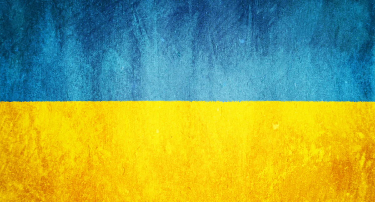 Die Flagge der Ukraine: oben ein blauer, unten ein gelber Balken. 