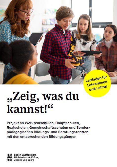 Vier Sch&uuml;lerinnen und Sch&uuml;ler stehen zusammen. Eine Lehrerin schaut ihnen &uuml;ber die Schulter. Alle betrachten einen Roboter, den der Sch&uuml;ler in der Mitte in der Hand h&auml;lt.