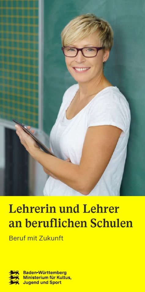 Eine Lehrkraft mit kurzen blonden Haaren, Brille und Tablet in der Hand l&auml;chelt in die Kamera
