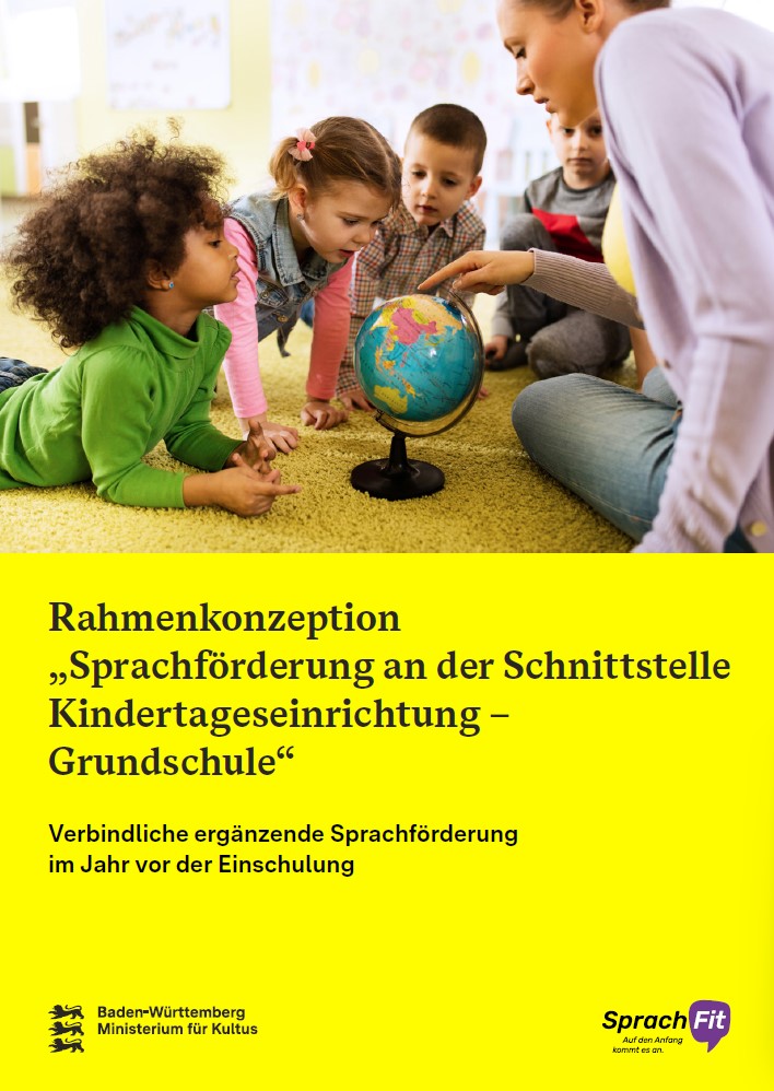 Vier Kleinkinder sitzen gemeinsam mit einer Erzieherin auf dem Boden und betrachten einen Globus